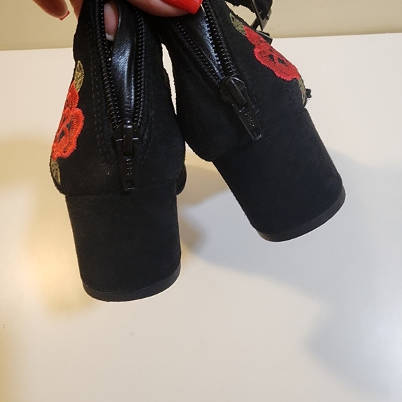Steve Madden Hedley Black Suede Block Heels with Embroide Red Roses 7.5 - Picture 10 of 15